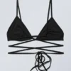 Dreieckiges Wickel-Bikini-Oberteil – Schwarz