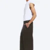 Emil Chino-Hose in lockerer Passform – Dunkelbraun Emil Chino-Hose in lockerer Passform – Dunkelbraun