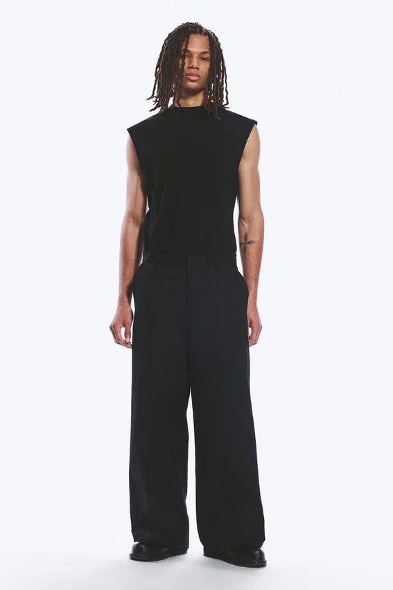 Emil Chino-Hose in lockerer Passform – Schwarz Emil Chino-Hose in lockerer Passform – Schwarz