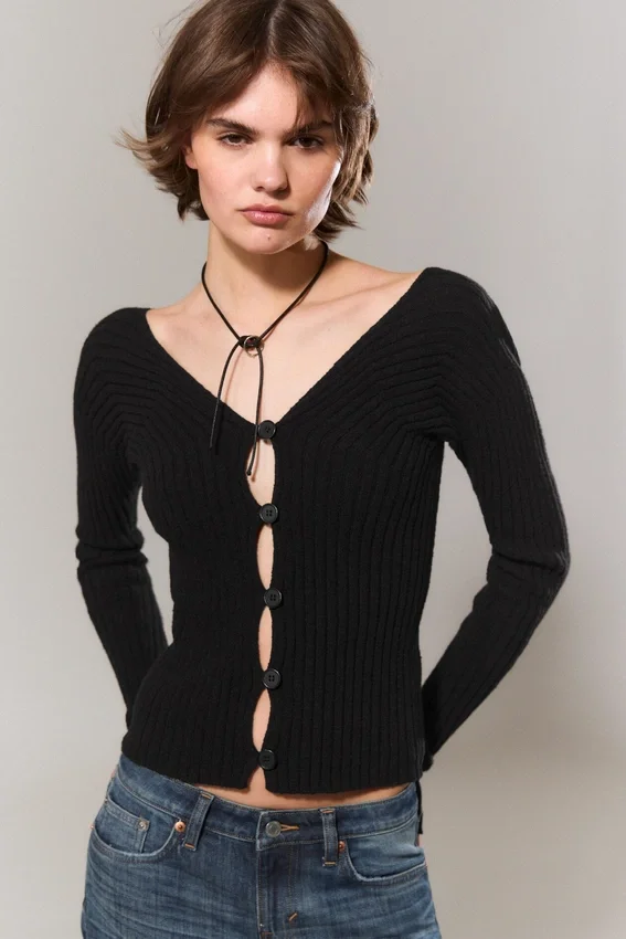 Eng anliegende Strickjacke mit V-Ausschnitt – Schwarz Eng anliegende Strickjacke mit V-Ausschnitt – Schwarz