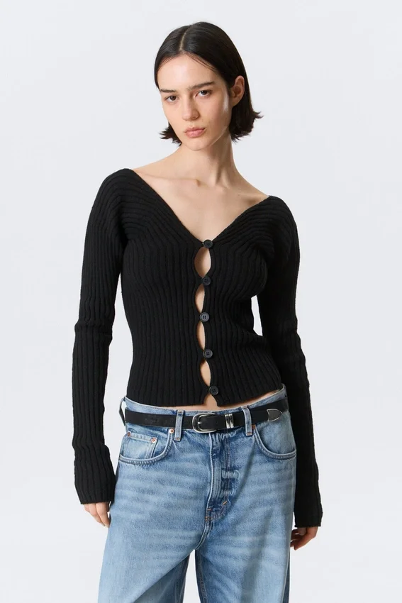 Eng anliegende Strickjacke mit V-Ausschnitt – Schwarz Eng anliegende Strickjacke mit V-Ausschnitt – Schwarz