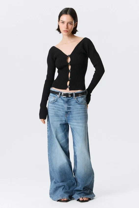 Eng anliegende Strickjacke mit V-Ausschnitt – Schwarz Eng anliegende Strickjacke mit V-Ausschnitt – Schwarz