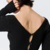 Eng anliegende Strickjacke mit V-Ausschnitt – Schwarz Eng anliegende Strickjacke mit V-Ausschnitt – Schwarz