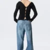 Eng anliegende Strickjacke mit V-Ausschnitt – Schwarz Eng anliegende Strickjacke mit V-Ausschnitt – Schwarz