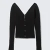 Eng anliegende Strickjacke mit V-Ausschnitt – Schwarz Eng anliegende Strickjacke mit V-Ausschnitt – Schwarz