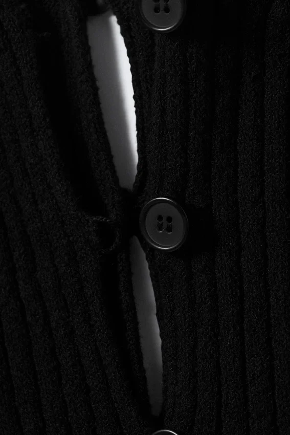 Eng anliegende Strickjacke mit V-Ausschnitt – Schwarz Eng anliegende Strickjacke mit V-Ausschnitt – Schwarz