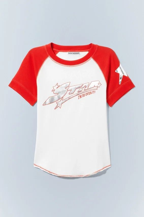 Eng anliegendes, bedrucktes Kurzarm-Mini-T-Shirt – Off-White & Rot | Cheap Monday Gb Eng anliegendes, bedrucktes Kurzarm-Mini-T-Shirt – Off-White & Rot | Cheap Monday Gb