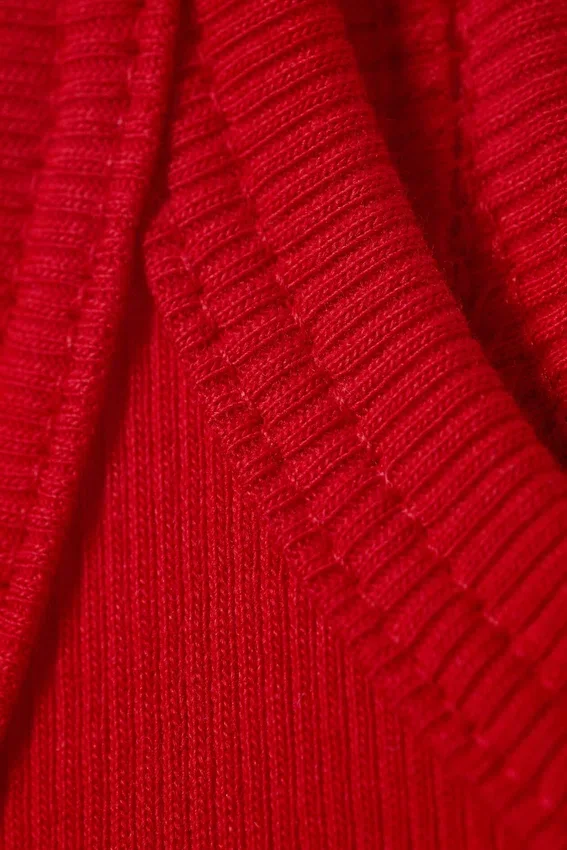 Eng anliegendes, geripptes Unterhemd – leuchtend rot Eng anliegendes, geripptes Unterhemd – leuchtend rot