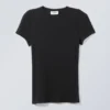 Eng anliegendes T-Shirt mit Rippstrick – Schwarz Eng anliegendes T-Shirt mit Rippstrick – Schwarz