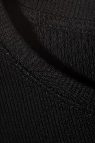Eng anliegendes T-Shirt mit Rippstrick – Schwarz
