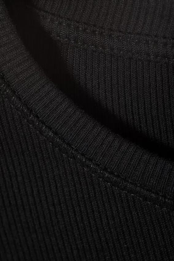 Eng anliegendes T-Shirt mit Rippstrick – Schwarz Eng anliegendes T-Shirt mit Rippstrick – Schwarz