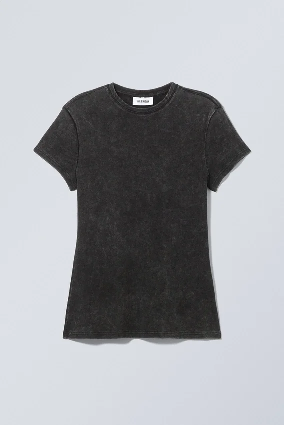 Eng anliegendes T-Shirt mit Rippstrick – Schwarz gewaschen Eng anliegendes T-Shirt mit Rippstrick – Schwarz gewaschen
