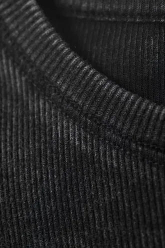 Eng anliegendes T-Shirt mit Rippstrick – Schwarz gewaschen