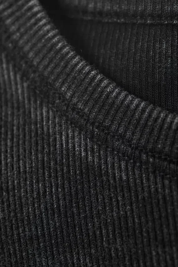 Eng anliegendes T-Shirt mit Rippstrick – Schwarz gewaschen Eng anliegendes T-Shirt mit Rippstrick – Schwarz gewaschen