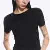 Eng anliegendes T-Shirt – Schwarz Eng anliegendes T-Shirt – Schwarz