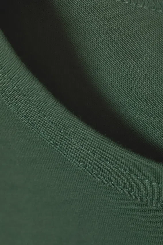 Eng anliegendes Tanktop mit breiten Trägern – Dunkelgrün Eng anliegendes Tanktop mit breiten Trägern – Dunkelgrün
