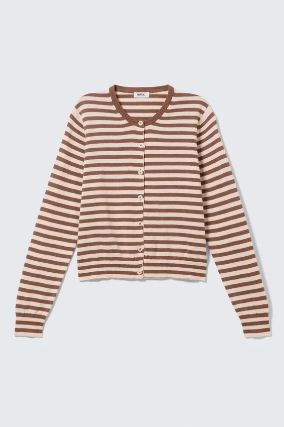 Feinstrick-Strickjacke aus Baumwolle – braun gestreift Feinstrick-Strickjacke aus Baumwolle – braun gestreift
