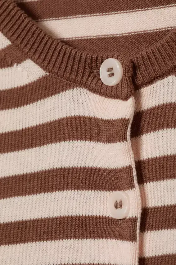 Feinstrick-Strickjacke aus Baumwolle – braun gestreift Feinstrick-Strickjacke aus Baumwolle – braun gestreift