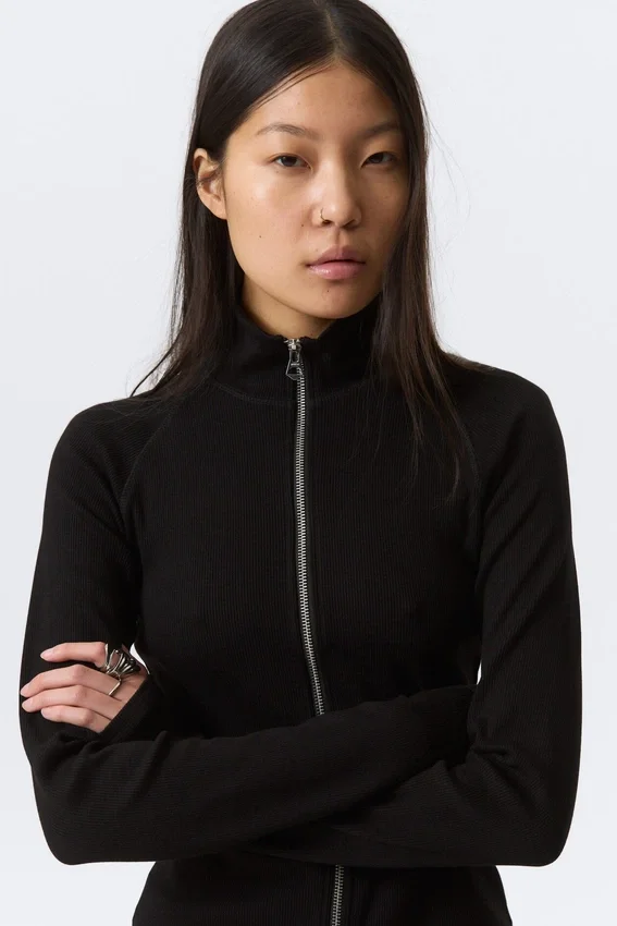 Figurbetontes Langarmshirt mit Stehkragen und Reißverschluss – Schwarz Figurbetontes Langarmshirt mit Stehkragen und Reißverschluss – Schwarz