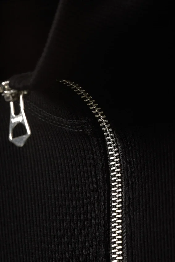 Figurbetontes Langarmshirt mit Stehkragen und Reißverschluss – Schwarz Figurbetontes Langarmshirt mit Stehkragen und Reißverschluss – Schwarz