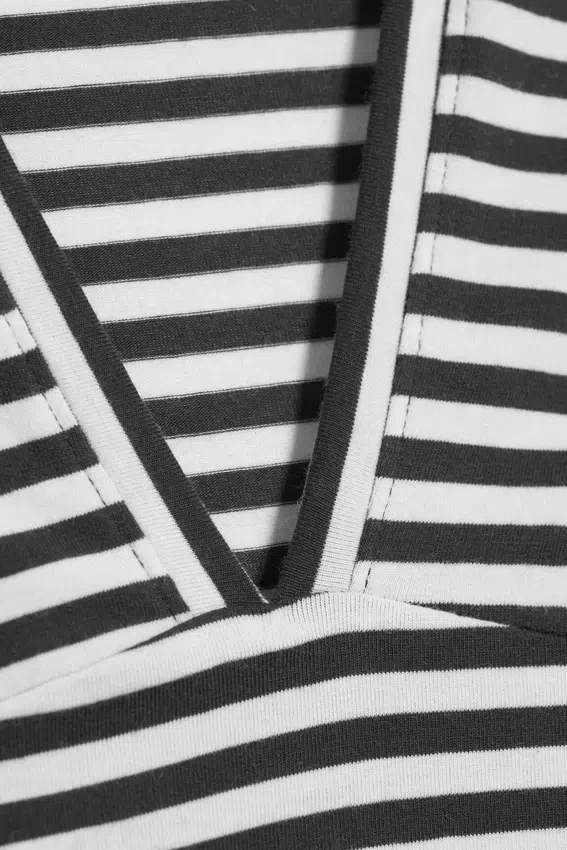 Figurbetontes, ärmelloses Top mit V-Ausschnitt – schwarz-weiß gestreift Figurbetontes, ärmelloses Top mit V-Ausschnitt – schwarz-weiß gestreift