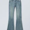 Flame Low Rise Slim Flared Leg Twist Jeans – Turquoise Dust – Mittelblau Flame Low Rise Slim Flared Leg Twist Jeans – Turquoise Dust – Mittelblau