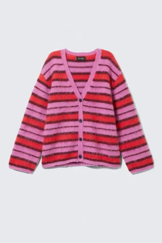 Flauschige Strickjacke – rosa-rote Streifen