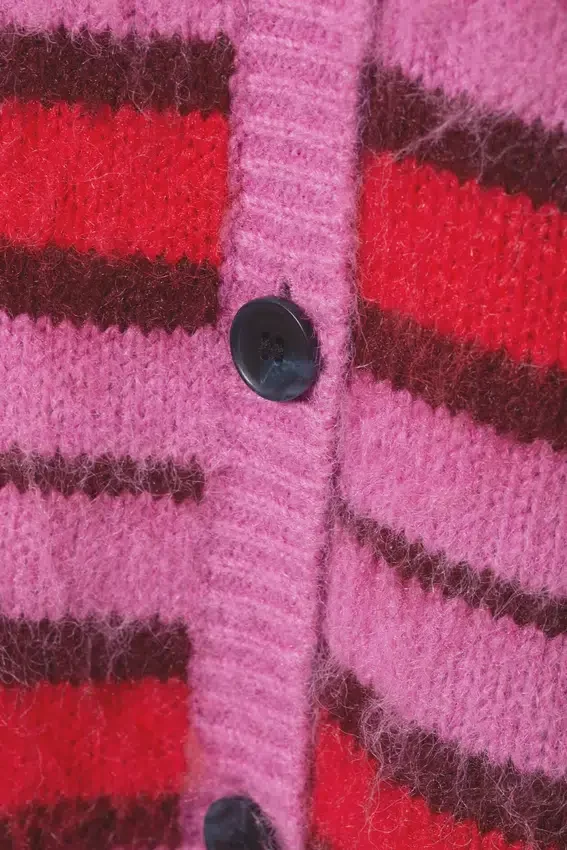 Flauschige Strickjacke – rosa-rote Streifen Flauschige Strickjacke – rosa-rote Streifen
