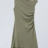 Fließendes Minikleid – Staubiges Khaki-Grün Fließendes Minikleid – Staubiges Khaki-Grün