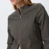 Genevieve Slim strukturierte Baumwolljacke mit Reißverschluss – Dunkelgrau Genevieve Slim strukturierte Baumwolljacke mit Reißverschluss – Dunkelgrau