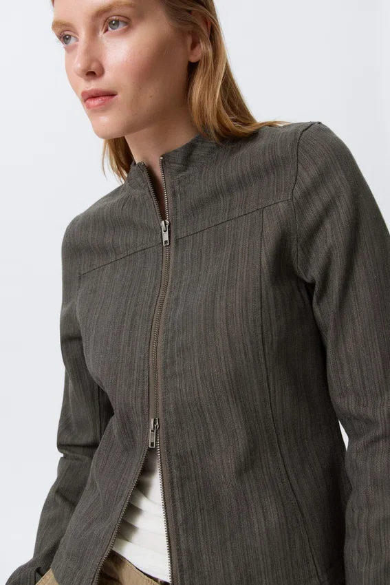 Genevieve Slim strukturierte Baumwolljacke mit Reißverschluss – Dunkelgrau Genevieve Slim strukturierte Baumwolljacke mit Reißverschluss – Dunkelgrau