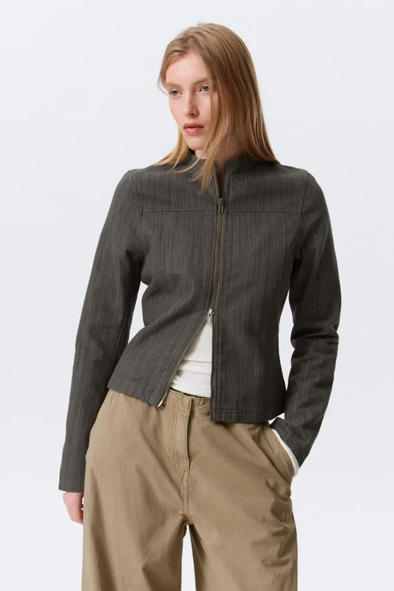 Genevieve Slim strukturierte Baumwolljacke mit Reißverschluss – Dunkelgrau Genevieve Slim strukturierte Baumwolljacke mit Reißverschluss – Dunkelgrau
