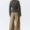 Genevieve Slim strukturierte Baumwolljacke mit Reißverschluss – Dunkelgrau Genevieve Slim strukturierte Baumwolljacke mit Reißverschluss – Dunkelgrau