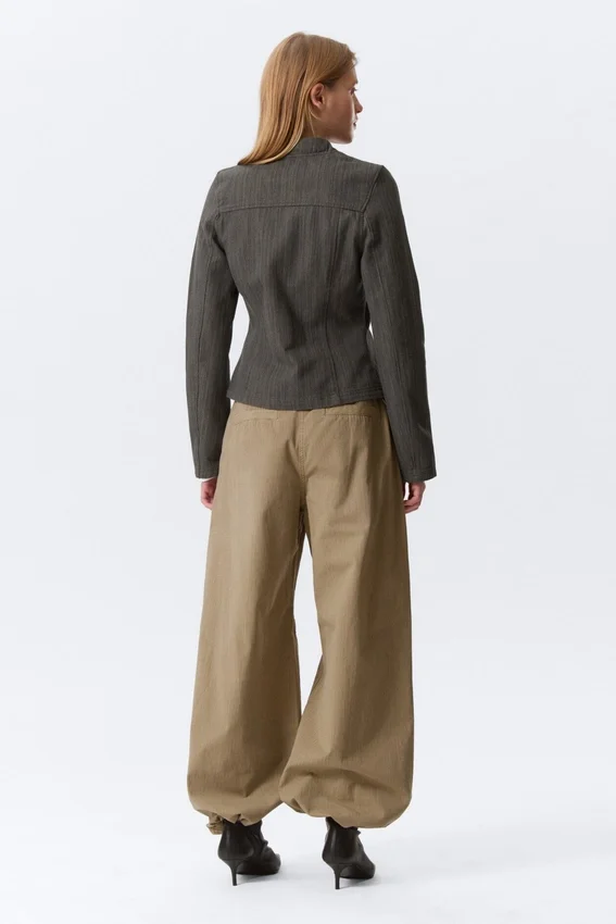 Genevieve Slim strukturierte Baumwolljacke mit Reißverschluss – Dunkelgrau Genevieve Slim strukturierte Baumwolljacke mit Reißverschluss – Dunkelgrau