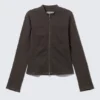Genevieve Slim strukturierte Baumwolljacke mit Reißverschluss – Dunkelgrau Genevieve Slim strukturierte Baumwolljacke mit Reißverschluss – Dunkelgrau