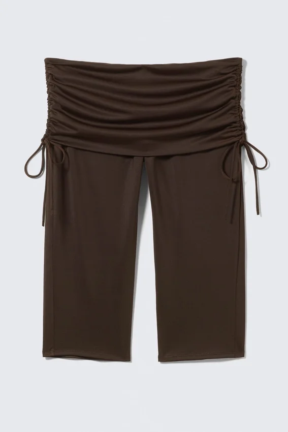Geraffte Capri-Leggings mit niedriger Leibhöhe – Dunkelbraun Geraffte Capri-Leggings mit niedriger Leibhöhe – Dunkelbraun