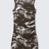 Gerafftes Jersey-Minikleid – Dunkelbraun – Abstrakte Blumenmuster Gerafftes Jersey-Minikleid – Dunkelbraun – Abstrakte Blumenmuster