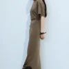 Gerafftes kurzärmeliges Maxikleid – Dark Mole Gerafftes kurzärmeliges Maxikleid – Dark Mole