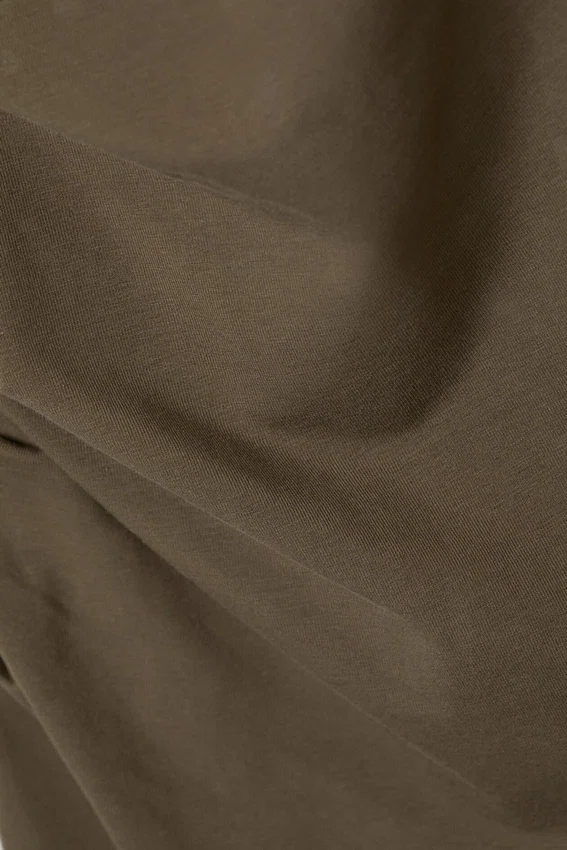 Gerafftes kurzärmeliges Maxikleid – Dark Mole Gerafftes kurzärmeliges Maxikleid – Dark Mole