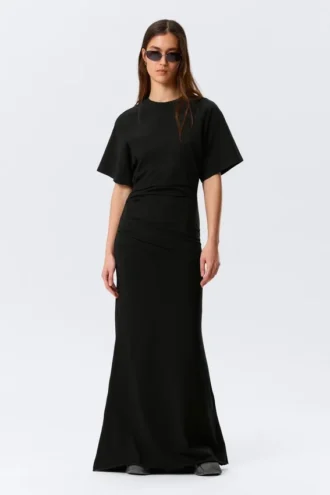 Gerafftes Maxikleid mit kurzen Ärmeln – Schwarz
