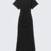 Gerafftes Maxikleid mit kurzen Ärmeln – Schwarz Gerafftes Maxikleid mit kurzen Ärmeln – Schwarz