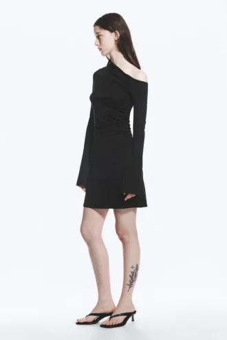 Gerafftes Minikleid mit langen Ärmeln – Schwarz