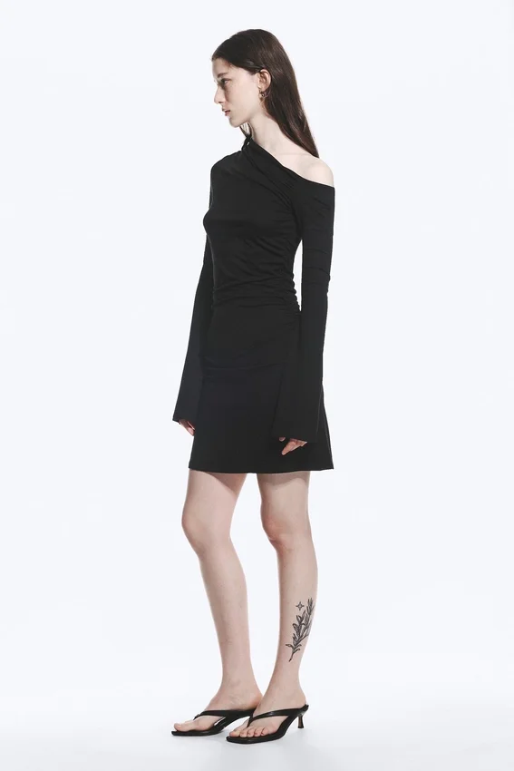 Gerafftes Minikleid mit langen Ärmeln – Schwarz Gerafftes Minikleid mit langen Ärmeln – Schwarz
