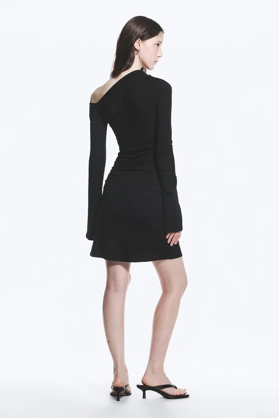 Gerafftes Minikleid mit langen Ärmeln – Schwarz Gerafftes Minikleid mit langen Ärmeln – Schwarz