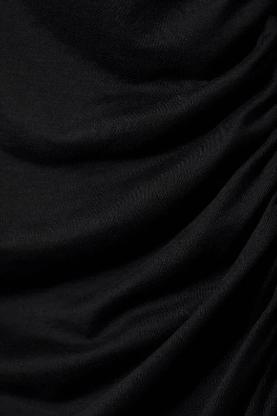 Gerafftes Minikleid mit langen Ärmeln – Schwarz Gerafftes Minikleid mit langen Ärmeln – Schwarz