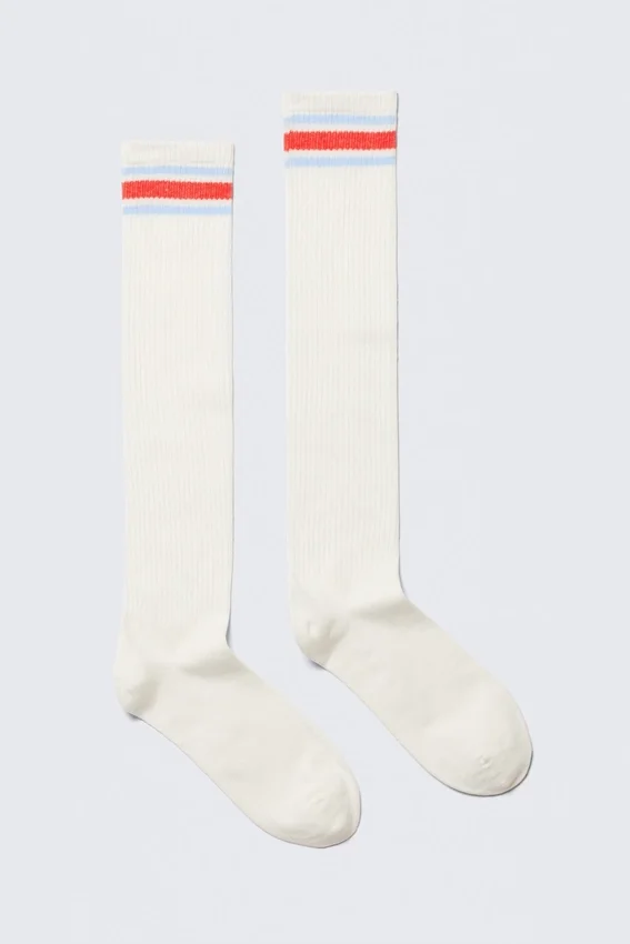Gerippte Varsity-Kniestrümpfe – Off-White – Rot-blaue Streifen Gerippte Varsity-Kniestrümpfe – Off-White – Rot-blaue Streifen