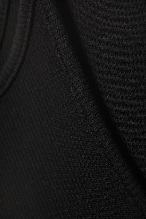 Gerippter, figurbetonter Jumpsuit – Schwarz Gerippter, figurbetonter Jumpsuit – Schwarz