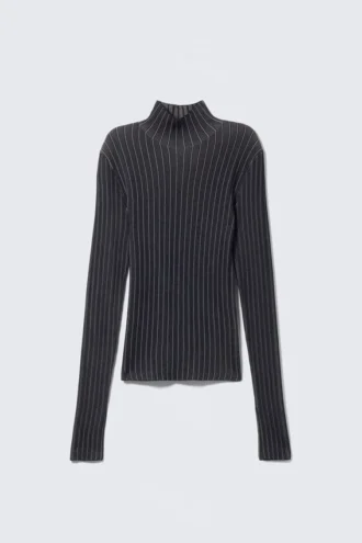 Gerippter, taillierter Rollkragenpullover – dunkelblau gestreift