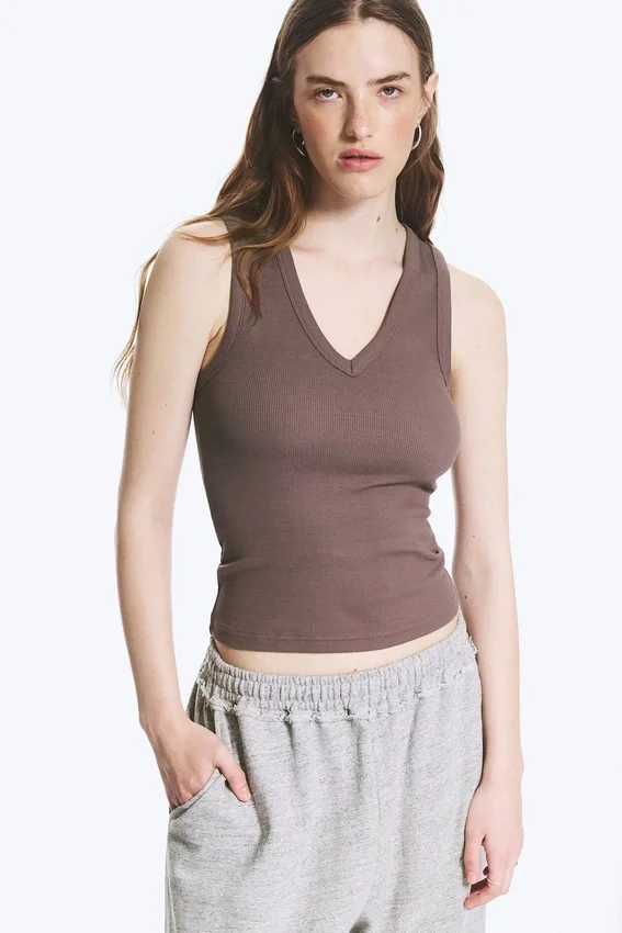 Geripptes Tanktop mit V-Ausschnitt – Dusty Plum Geripptes Tanktop mit V-Ausschnitt – Dusty Plum