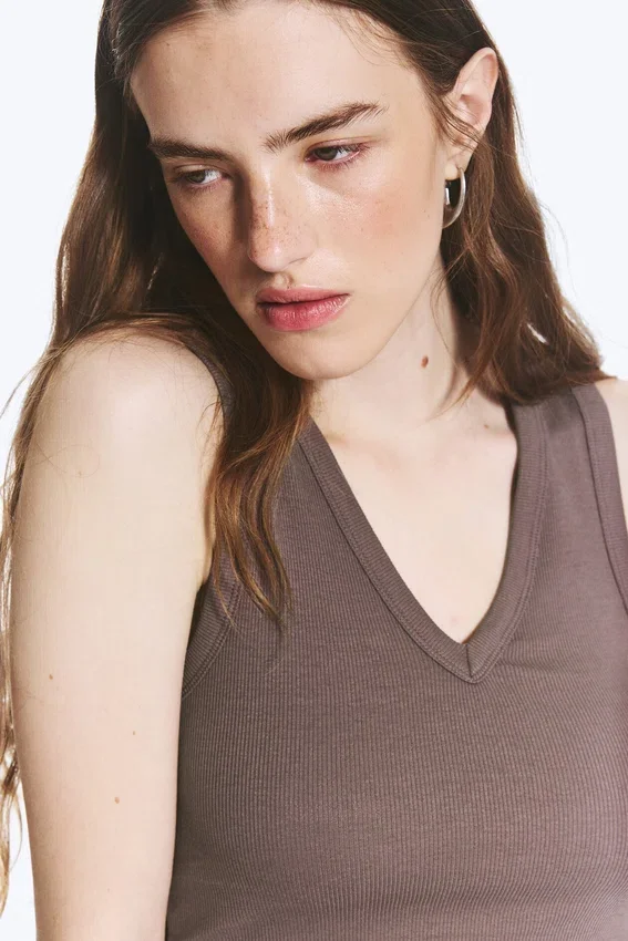Geripptes Tanktop mit V-Ausschnitt – Dusty Plum Geripptes Tanktop mit V-Ausschnitt – Dusty Plum